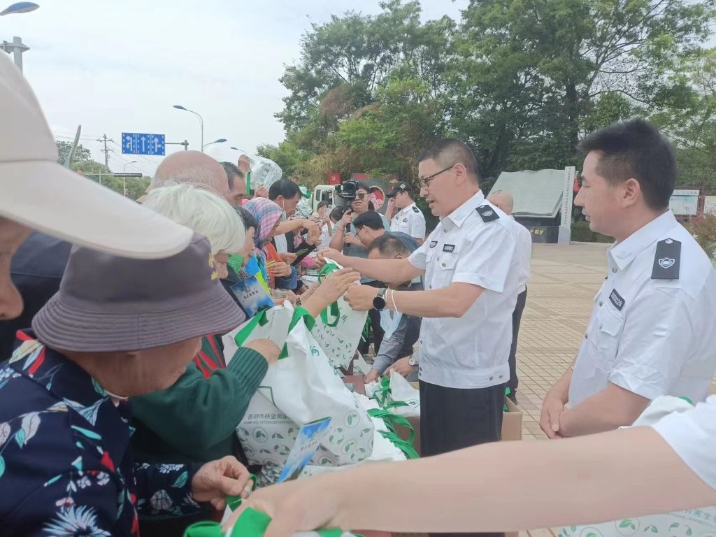 M6米乐平台：昆明市林业和草原有害生物防治检疫中心组织开展林草有害生物灾害防控暨“护松2024”行动宣传活动(图2)
