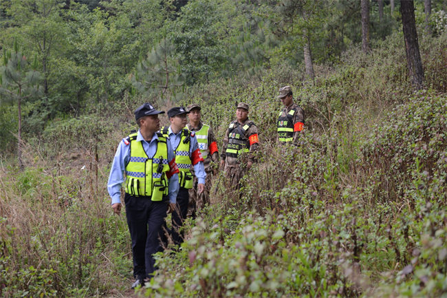 凉山公安：“生态警务”绘就绿水青山“平安色”(图3)